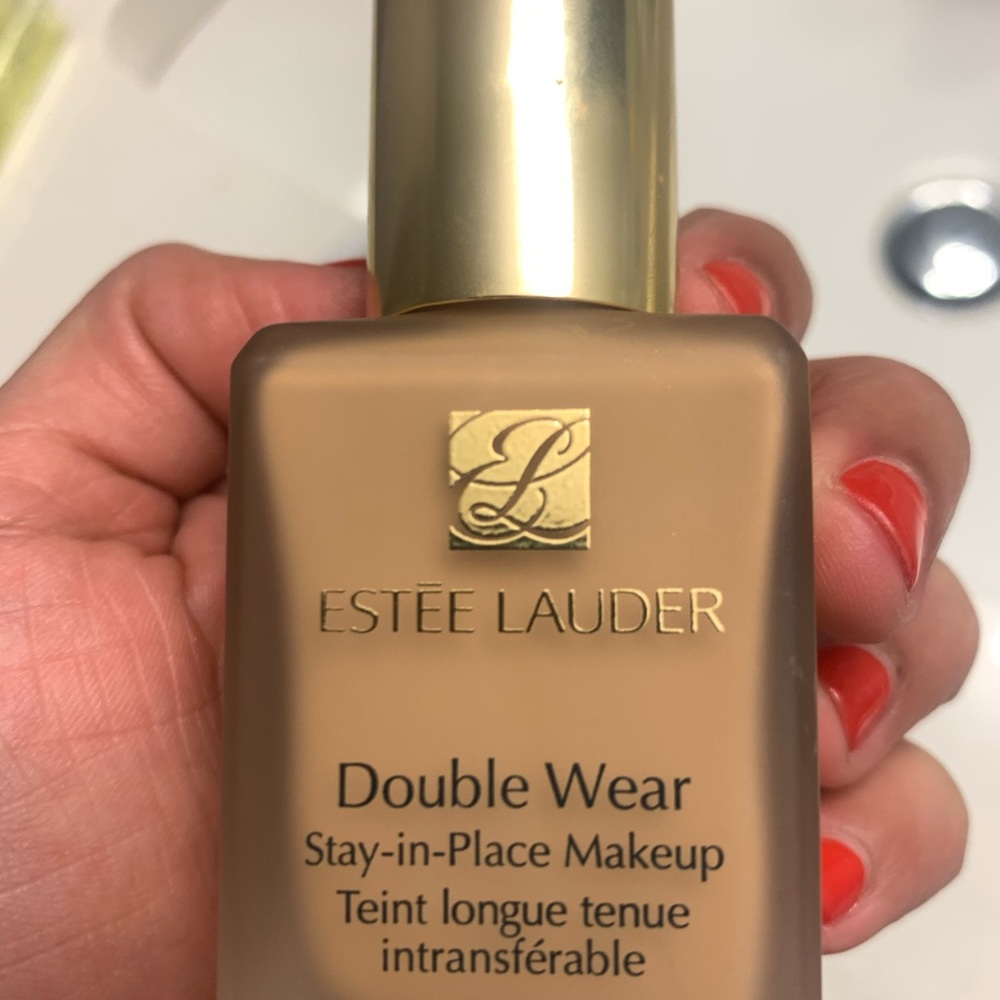 Estée Lauder double wear make up in TAWNY